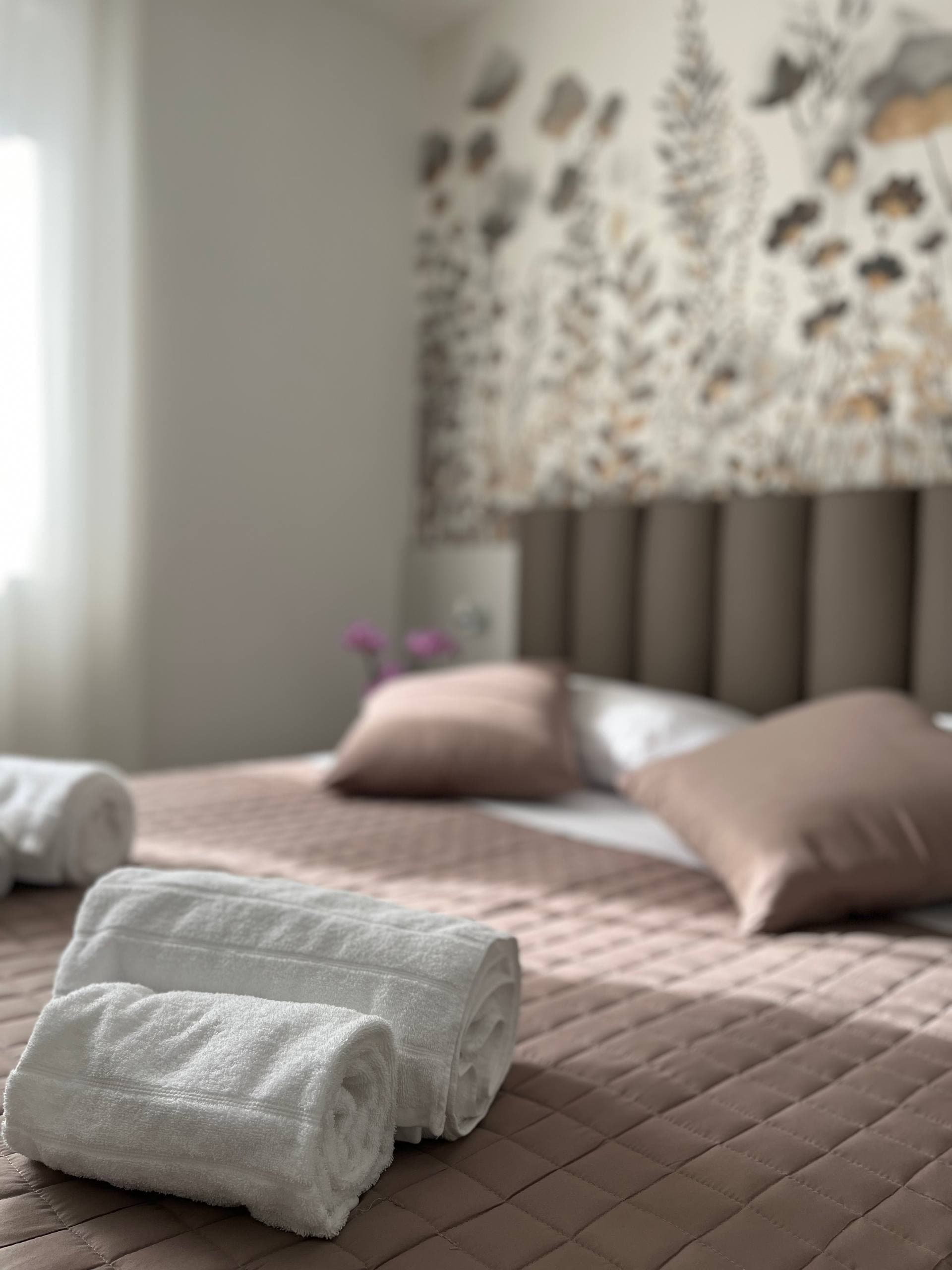 Dettaglio del letto con decorazioni floreali gialle e grigie